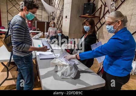 VERTRETER DER BEWOHNER, DELEGIERT VON NACHBARSCHAFT ODER RESIDENZEN, SAMMELN AFNOR-STANDARD KLASSE 1 STOFFMASKEN VON DER GEMEINDE VERTEILT, SAINT MAURICE (94) VAL DE MARNE ILE DE FRANCE, FRANKREICH, EUROPA Stockfoto