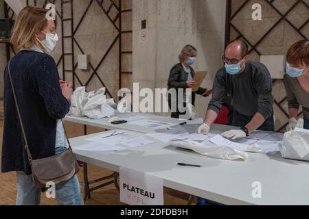 VERTRETER DER BEWOHNER, DELEGIERT VON NACHBARSCHAFT ODER RESIDENZEN, SAMMELN AFNOR-STANDARD KLASSE 1 STOFFMASKEN VON DER GEMEINDE VERTEILT, SAINT MAURICE (94) VAL DE MARNE ILE DE FRANCE, FRANKREICH, EUROPA Stockfoto