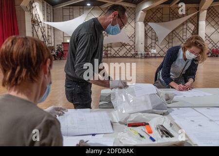 VERTRETER DER BEWOHNER, DELEGIERT VON NACHBARSCHAFT ODER RESIDENZEN, SAMMELN AFNOR-STANDARD KLASSE 1 STOFFMASKEN VON DER GEMEINDE VERTEILT, SAINT MAURICE (94) VAL DE MARNE ILE DE FRANCE, FRANKREICH, EUROPA Stockfoto