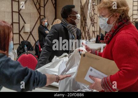 VERTRETER DER BEWOHNER, DELEGIERT VON NACHBARSCHAFT ODER RESIDENZEN, SAMMELN AFNOR-STANDARD KLASSE 1 STOFFMASKEN VON DER GEMEINDE VERTEILT, SAINT MAURICE (94) VAL DE MARNE ILE DE FRANCE, FRANKREICH, EUROPA Stockfoto