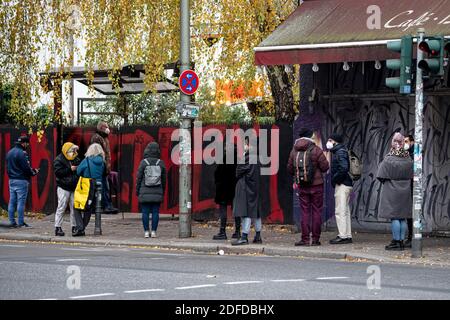 Berlin, Deutschland. Dezember 2020. Vor dem KitKat-Club stehen Leute Schlange, um einen Corona-Test zu machen. Der Berliner Club bietet seit Freitag trotz der aktuellen Schließung Corona-Schnelltests an. Quelle: Fabian Sommer/dpa/Alamy Live News Stockfoto