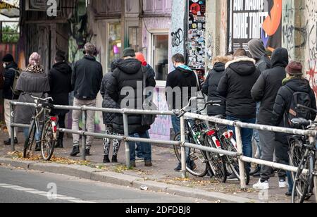 Berlin, Deutschland. Dezember 2020. Vor dem KitKat-Club stehen Leute Schlange, um einen Corona-Test zu machen. Der Berliner Club bietet seit Freitag trotz der aktuellen Schließung Corona-Schnelltests an. Quelle: Fabian Sommer/dpa/Alamy Live News Stockfoto