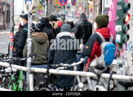 Berlin, Deutschland. Dezember 2020. Vor dem KitKat-Club stehen Leute Schlange, um einen Corona-Test zu machen. Der Berliner Club bietet seit Freitag trotz der aktuellen Schließung Corona-Schnelltests an. Quelle: Fabian Sommer/dpa/Alamy Live News Stockfoto