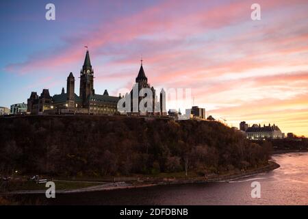 Sonnenuntergang auf dem Parliament Hill in Ottawa, Kanada vom Major's Hill Park aus gesehen. Stockfoto