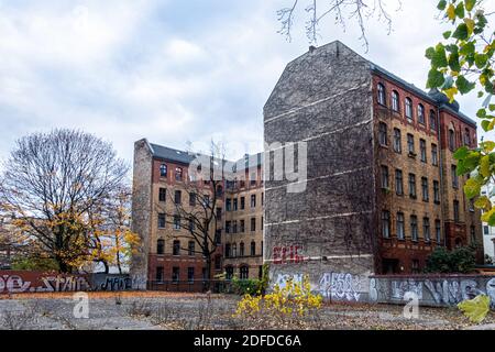 Leeres Grundstück neben altem Backsteinhaus in der Tieckstrasse, Mitte, Berlin, Deutschland Stockfoto