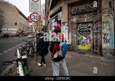 Berlin, Deutschland. Dezember 2020. Vor dem KitKat-Club stehen Leute Schlange, um einen Corona-Test zu machen. Der Berliner Club bietet seit Freitag trotz der aktuellen Schließung Corona-Schnelltests an. Quelle: Fabian Sommer/dpa/Alamy Live News Stockfoto