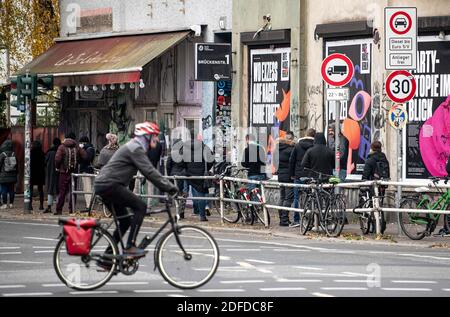 Berlin, Deutschland. Dezember 2020. Vor dem KitKat-Club stehen Leute Schlange, um einen Corona-Test zu machen. Der Berliner Club bietet seit Freitag trotz der aktuellen Schließung Corona-Schnelltests an. Quelle: Fabian Sommer/dpa/Alamy Live News Stockfoto