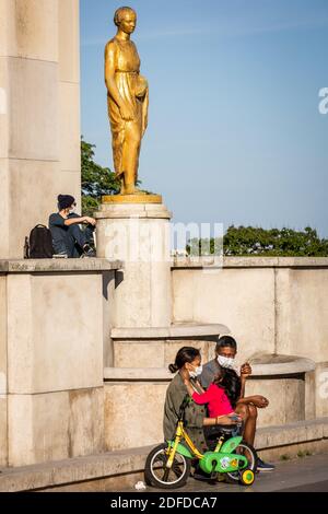 FAMILIE WÄHREND DER DEFINIERUNG AUF DEM PARVIS DES LIBERTES ET DES DROITS DE L'HOMME, TROCADERO, (75) PARIS, ILE DE FRANCE, FRANKREICH Stockfoto