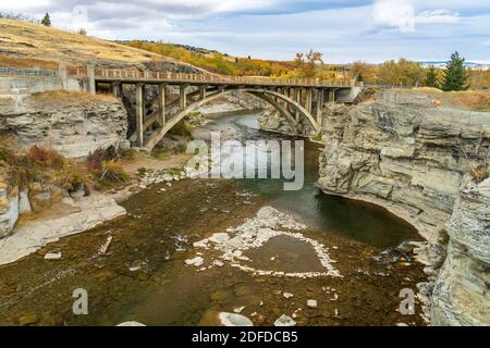 Lundbreck Falls, ein Wasserfall des Crowsnest River in Herbstlaub Saison. Alberta, Kanada. Stockfoto