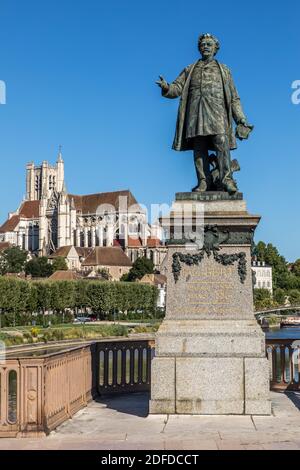 PAUL-BERT-BRÜCKE, KATHEDRALE SAINT-ETIENNE, FLUSSHAFEN AN DER YONNE, KAI DER ANCIENNE ABBAYE (ALTE ABTEI), AUXERRE, YONNE, BURGUND, FRANKREICH Stockfoto