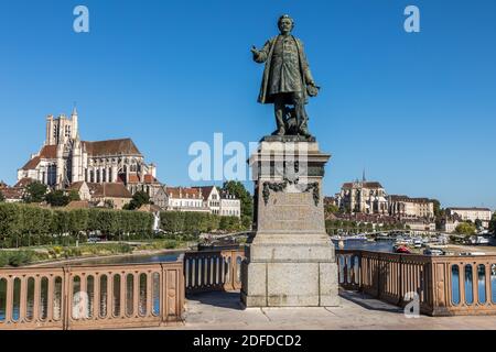 PAUL-BERT-BRÜCKE, KATHEDRALE SAINT-ETIENNE, FLUSSHAFEN AN DER YONNE, KAI DER ANCIENNE ABBAYE (ALTE ABTEI), AUXERRE, YONNE, BURGUND, FRANKREICH Stockfoto