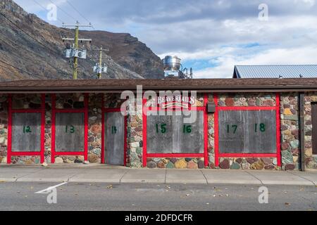 Waterton Village. Stadtstraße Wegweiser in der Herbstsaison Morgen. Waterton Lakes National Park, Alberta, Kanada. Stockfoto