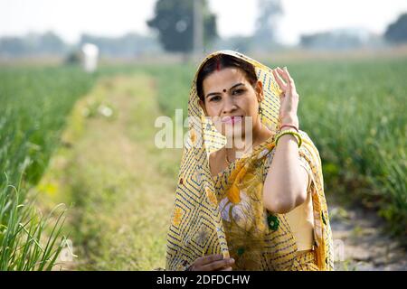 Lächelnd indische Frau Bauernhof Besitzer im landwirtschaftlichen Bereich stehen Stockfoto