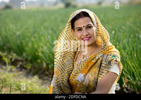 Lächelnd indische Frau Bauernhof Besitzer im landwirtschaftlichen Bereich stehen Stockfoto