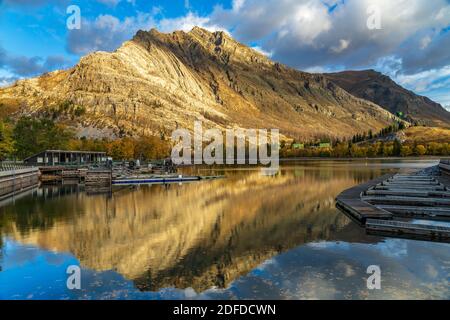 Waterton Shoreline Kreuzfahrt, International Peace Park Emerald Bay am Herbstmorgen. Mount Crandell mit blauem Himmel und weißen Wolken im Hintergrund Stockfoto