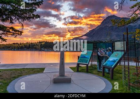 Waterton-Glacier International Peace Park im Herbst Laubsaison. Waterton Seeufer bei Sonnenaufgang, wunderschöne feurige Wolken bei Sonnenaufgang. Waterton Lake Stockfoto