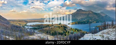 Panoramablick auf die Stadt von Waterton Lakes National Park in der schönen Dämmerung. Landschaftskulisse nach dem Wildfire im Herbst 2020 Laubsaison. Ab, Kanada. Stockfoto