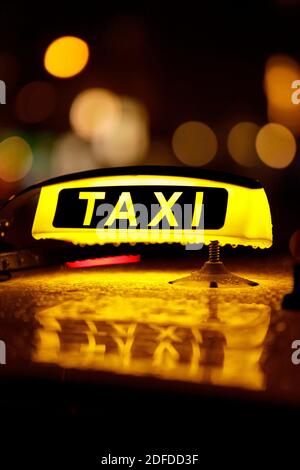 Taxiwagen auf den Kolner Rings. Die Industrie schätzt, dass jedes dritte Taxi bis Ende des Jahres abgesagt werden könnte. Durch die Sperre hatten Taxifahrer seit Anfang November kaum noch Jobs. Deshalb hoffen sie nun auf Corona-Hilfe der Bundesregierung in der Corona-Krise. Neben Corona leidet die Branche auch unter Konkurrenz von Uber und Free Now oder Angeboten wie car2go. (Themenbild, Symbolbild) Köln, 02.12.2020 Verwendung weltweit Stockfoto