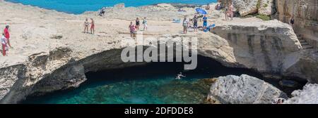 Roca Vecchia, Italien - 8. Juni 2019: Urlaub in Apulien. Höhle der Poesie (Grotta della Poesia). Menschen rund um den natürlichen Pool, Roca vecchia - Apulien. Ita Stockfoto