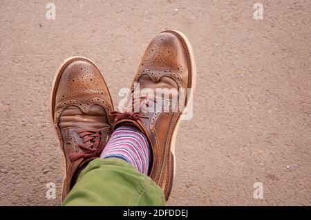 Ein Mann sitzt mit gekreuzten Beinen und ruht. Stockfoto