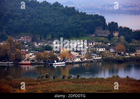 Teilansicht des Dorfes auf der kleinen Insel Pamvotis (oder "Pamvotida") See, bekannt als "Nisaki". Ioannina, Epirus, Griechenland. Stockfoto
