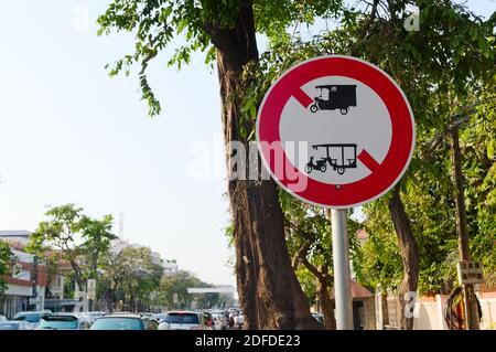 Keine Rikschas verboten Straßenschild. Motor Rikscha, Tuk Tuk und drei Wheeler verboten Zeichen auf der Straße. Phnom Penh, Kambodscha. Stockfoto