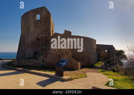 Blick auf die Ruinen der Burg von San Estevan, die die Bucht von seinem nördlichen Ende dominiert. Costa Brava, Katalonien, Spanien Stockfoto