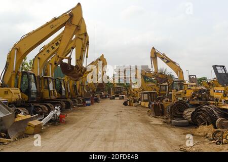 Phnom Penh, Kambodscha - März 2015: Baustelle mit geparkten Reihen von Baggermaschinen in einer Reihe. Stockfoto