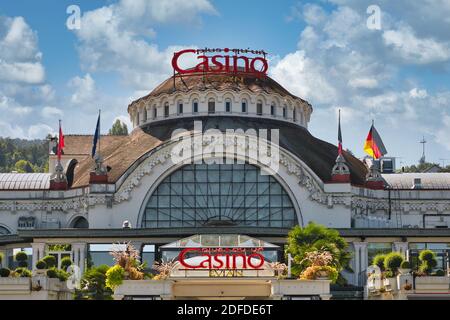 ÉVIAN-LES-BAINS, HAUTE-SAVOIE, FRANKREICH - 17. SEPTEMBER 2019: Evian Casino, am Genfer See gelegen. Stockfoto