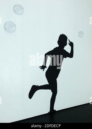 Silhouette eines tanzenden Jungen während der Hip-Hop-Party Stockfoto