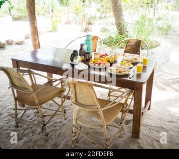 Exotisches tropisches Frühstück in afrikanischem Resort Stockfoto