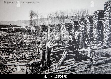 ALTE POSTKARTE MIT DEN HOLZFLOATERN UND HOLZFLOATERN, RAUM FÜR DIE HOLZFLOATERN, ROMAIN ROLLAND MUSEUM, CLAMECY, NIEVRE, BURGUND, FRANKREICH Stockfoto