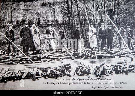 ALTE POSTKARTE MIT DEN HOLZFLOATERN UND HOLZFLOATERN, RAUM FÜR DIE HOLZFLOATERN, ROMAIN ROLLAND MUSEUM, CLAMECY, NIEVRE, BURGUND, FRANKREICH Stockfoto