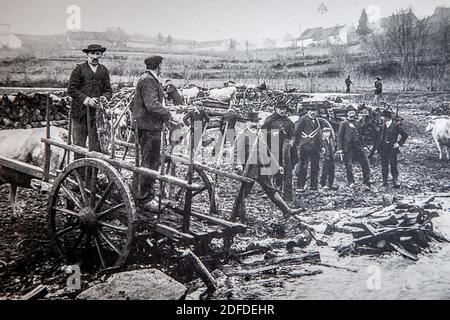 ALTE POSTKARTE MIT DEN HOLZFLOATERN UND HOLZFLOATERN, RAUM FÜR DIE HOLZFLOATERN, ROMAIN ROLLAND MUSEUM, CLAMECY, NIEVRE, BURGUND, FRANKREICH Stockfoto