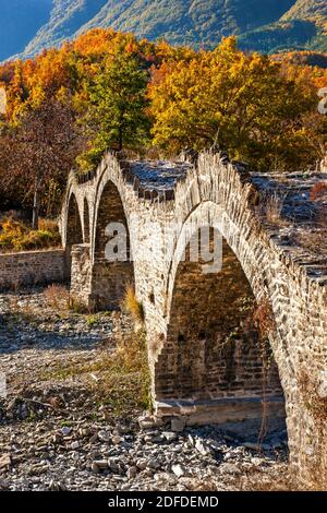 Die alte Bogenbrücke aus Stein von Kaloutas (erbaut im Jahre 1812), Zagori-Region, Ioannina, Epirus, Griechenland. Stockfoto