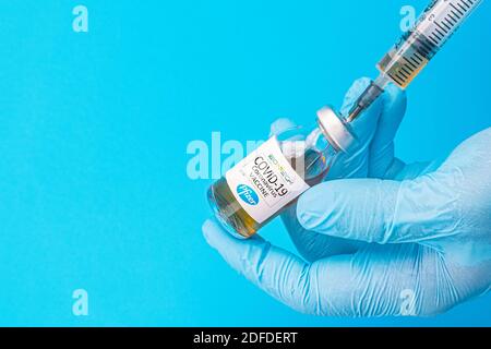 Izmir, Türkei - November 18 2020: Coronavirus-Impfstoff-Konzept und Hintergrund. Neuer Impfstoff pfizer und biontech isoliert auf blauem Hintergrund. Covid-19, 2 Stockfoto