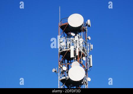 Detail eines Telekommunikationsturms. Telecom Tower Antennen und Satellit überträgt die Signale der zellulären 5g 4g Mobilfunksignale an die Verbraucher und Stockfoto