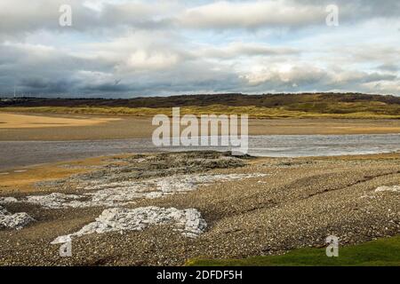 Die Mündung des Flusses Ogmore bei Ogmore by Sea An der Glamorgan Heritage Coast im Dezember Stockfoto