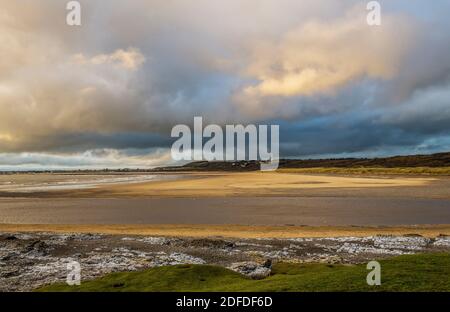 Die Mündung des Flusses Ogmore bei Ogmore by Sea im Dezember an der Glamorgan Heritage Coast, Südwales Stockfoto