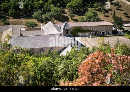 Luftaufnahme des Klosters Senanque im Maestral, Provence, Frankreich, Europa. Stockfoto