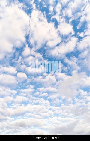 Herbstwolken schweben während der Dämmerung über dem Himmel East Village in New York Stockfoto