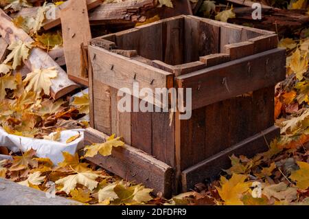Herbstdekor im Garten. Holzkiste im Herbst Hintergrund Stockfoto