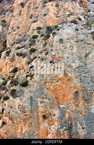 Kletterer an einem der vielen Kletterfelder der Kalymnos Insel, Dodekanes, Ägäis, Griechenland. Stockfoto