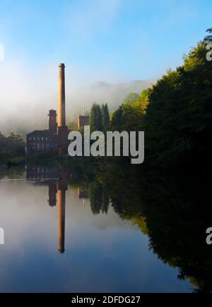 Der Fluss Derwent fließt vorbei Masson Mill ein ehemaliges Textil Mühle an der Grenze von Cromford und Matlock Bath in Derbyshire Peak District England Großbritannien Stockfoto