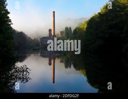 Der Fluss Derwent fließt vorbei Masson Mill ein ehemaliges Textil Mühle an der Grenze von Cromford und Matlock Bath in Derbyshire Peak District England Großbritannien Stockfoto