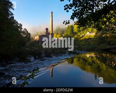 Der Fluss Derwent fließt vorbei Masson Mill ein ehemaliges Textil Mühle an der Grenze von Cromford und Matlock Bath in Derbyshire Peak District England Großbritannien Stockfoto