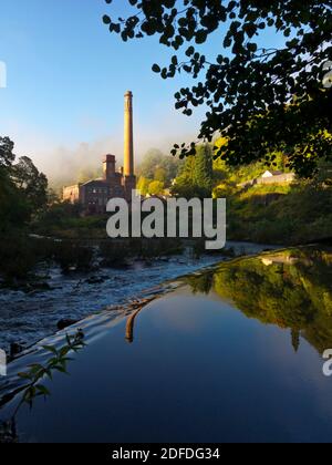 Der Fluss Derwent fließt vorbei Masson Mill ein ehemaliges Textil Mühle an der Grenze von Cromford und Matlock Bath in Derbyshire Peak District England Großbritannien Stockfoto