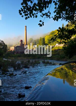 Der Fluss Derwent fließt vorbei Masson Mill ein ehemaliges Textil Mühle an der Grenze von Cromford und Matlock Bath in Derbyshire Peak District England Großbritannien Stockfoto