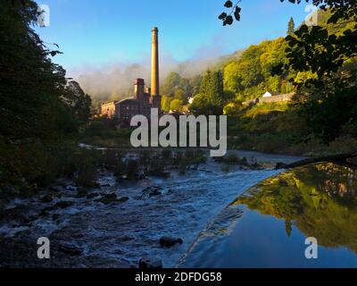 Der Fluss Derwent fließt vorbei Masson Mill ein ehemaliges Textil Mühle an der Grenze von Cromford und Matlock Bath in Derbyshire Peak District England Großbritannien Stockfoto