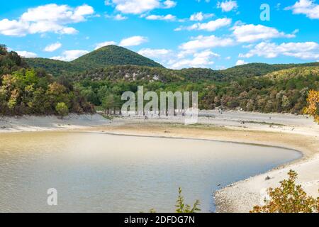 Cypress Lake Sukko im Süden Russlands. Wunderschöne Landschaft. Trockenheit im Stausee. Stockfoto